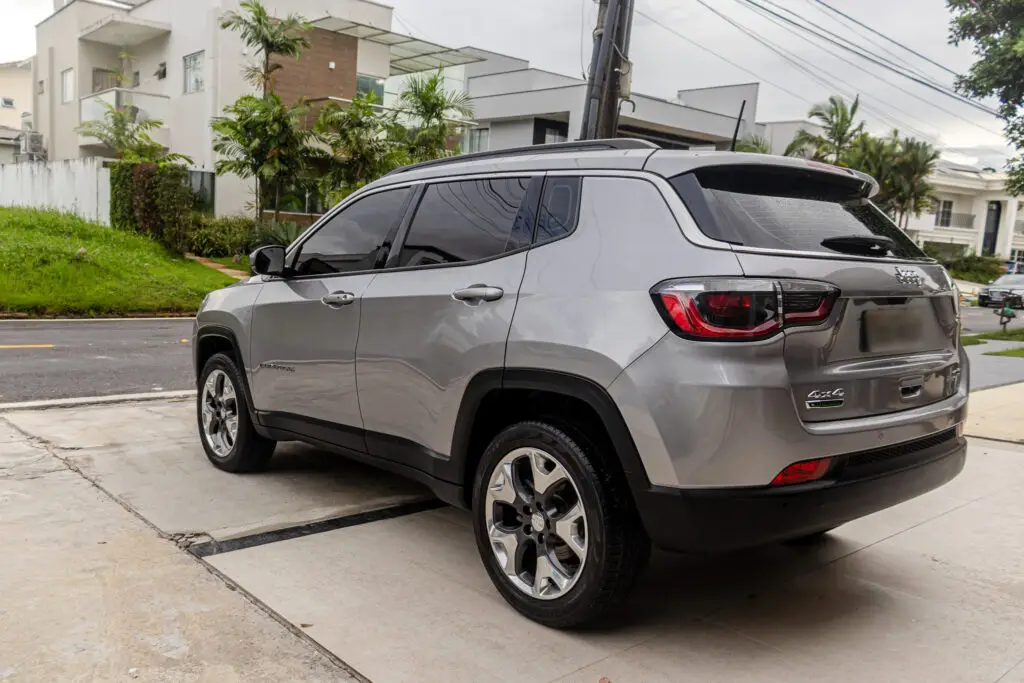 imagem traseira lateral jeep compass após vitrificação feita por profissionais BizLimp