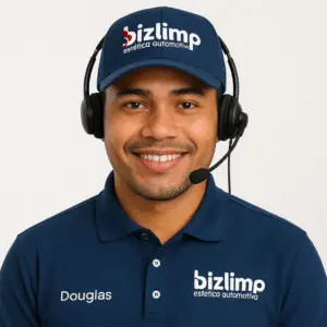 atendente douglas da bizlimp uniformizado com boné e um headphone sorrindo