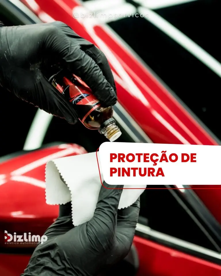 profissional-aplicando-coating-ceramico-vitrificacao-ceramicpro-carro-vermelho