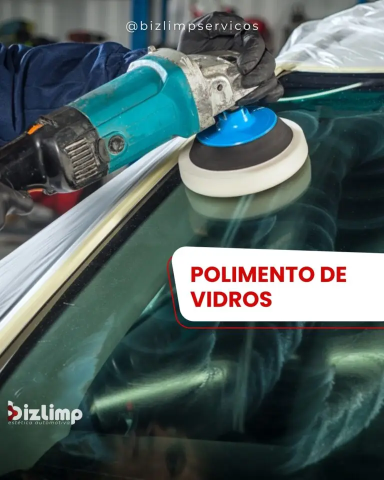 profissional-realizando-polimento-para-brisas-arranhado-marca-palhetas