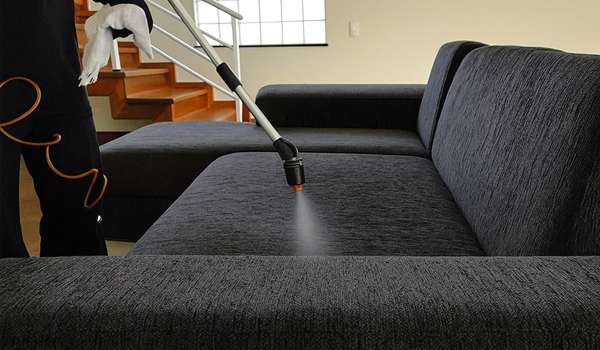 Aplicando Impermeabilizante Em Sofa